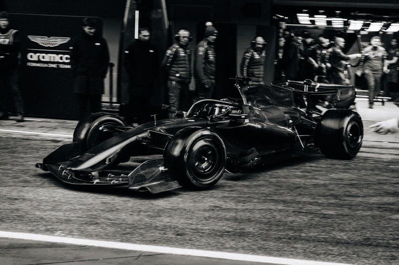 Aston Martin, debutto in extremis: ecco la AMR26 in pista a Barcellona