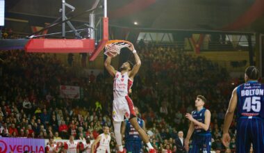 Moore e Stewart donano una bella calza a Varese: Napoli battuta 84-80