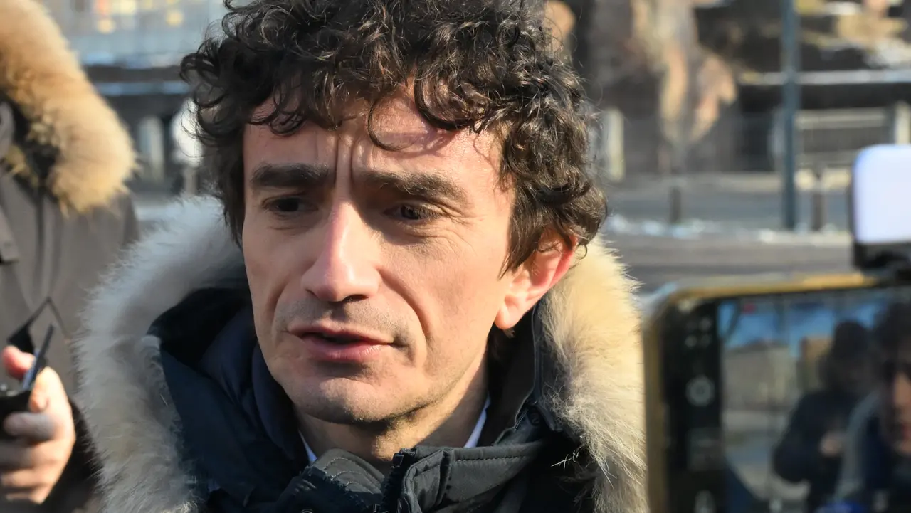 BANCHETTO FIRME FRATELLI DITALIA IN PIAZZA XX SETTEMBRE