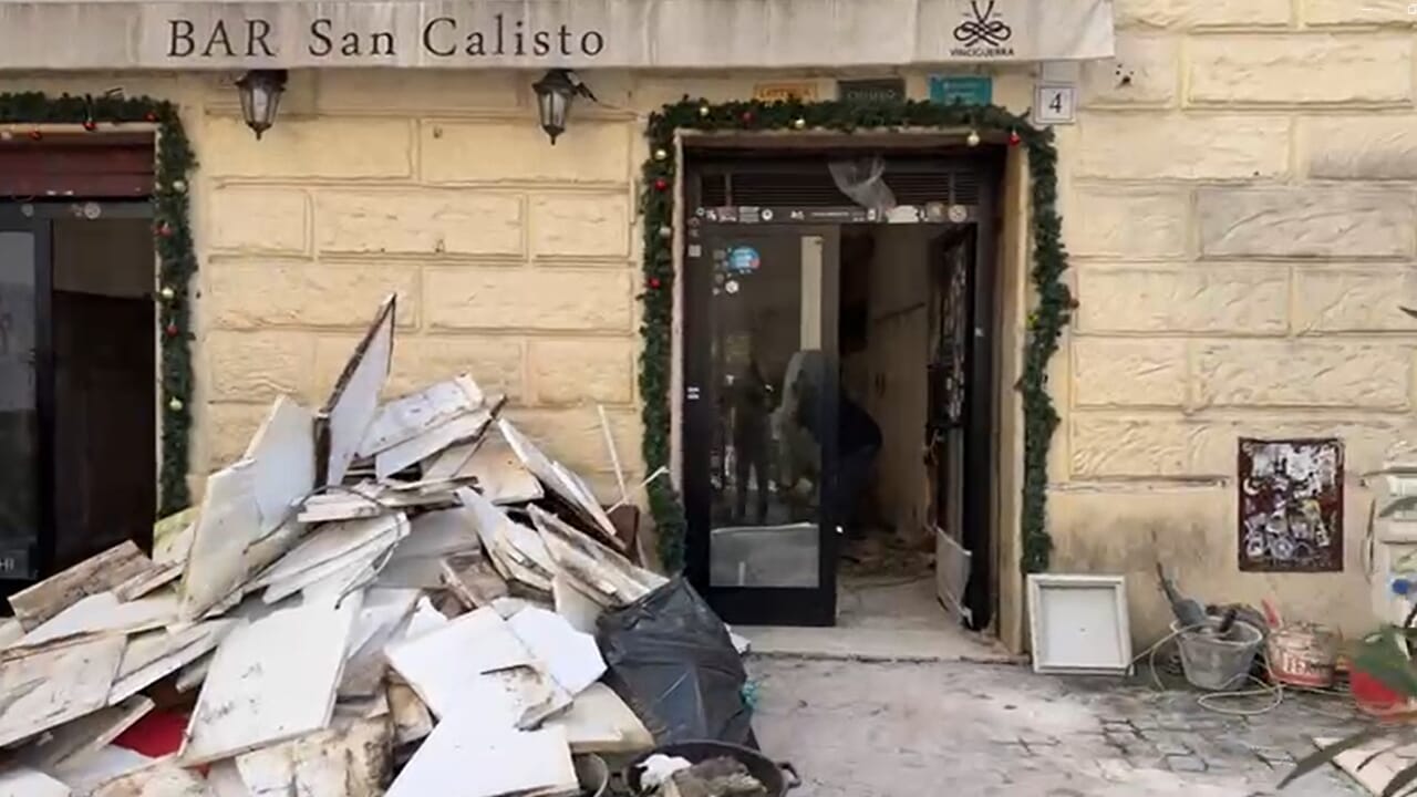 Trastevere il bar San Calisto cambia look e i romani fanno a gara ad accaparrarsi la vecchia veste: "Sono matti"