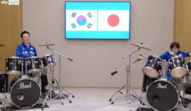Golden, il vertice tra Giappone e Sud Corea si conclude con jam session kpop alla batteria. VIDEO