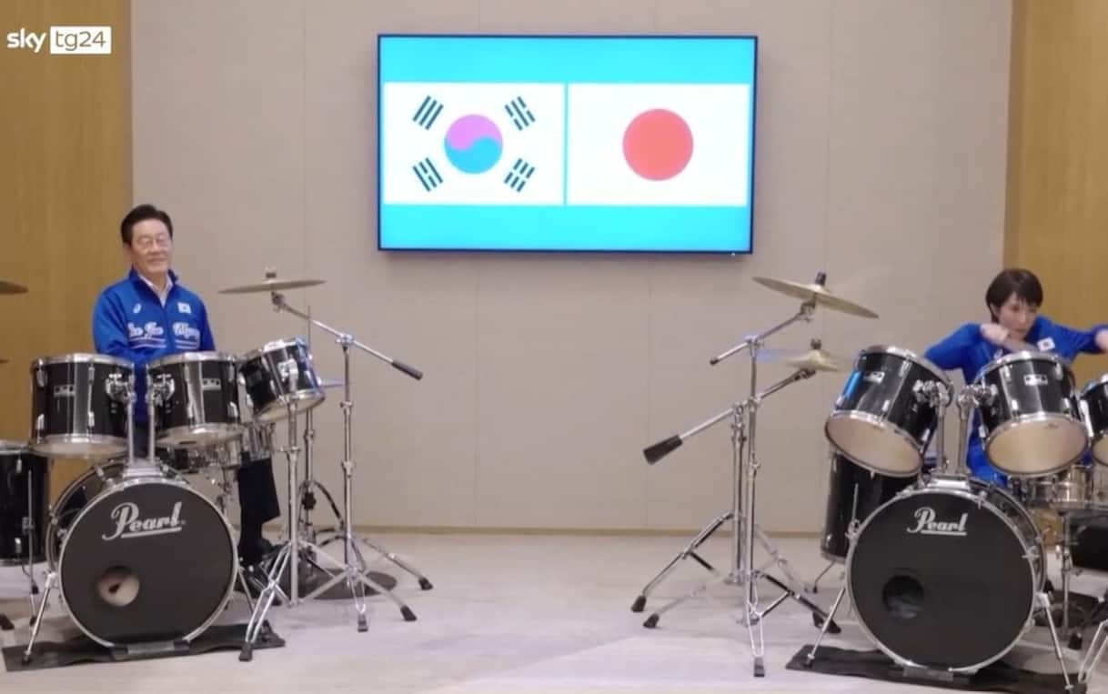 Golden, il vertice tra Giappone e Sud Corea si conclude con jam session kpop alla batteria. VIDEO