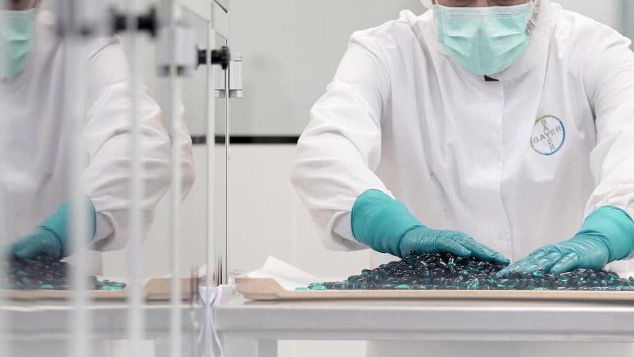 Bayer Pharma, 49 licenziamenti per l'azienda da 125 anni in Italia: lo sciopero