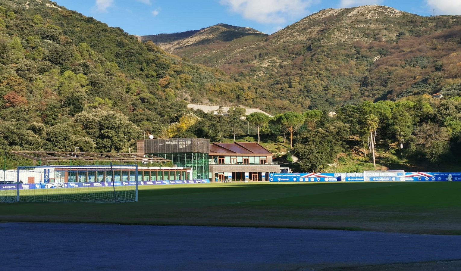 Un campo di calcio davanti a una collina