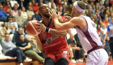 Una fase di Trieste-Trapani con Markel Brown marcato da Jordan Ford (foto Bruni)