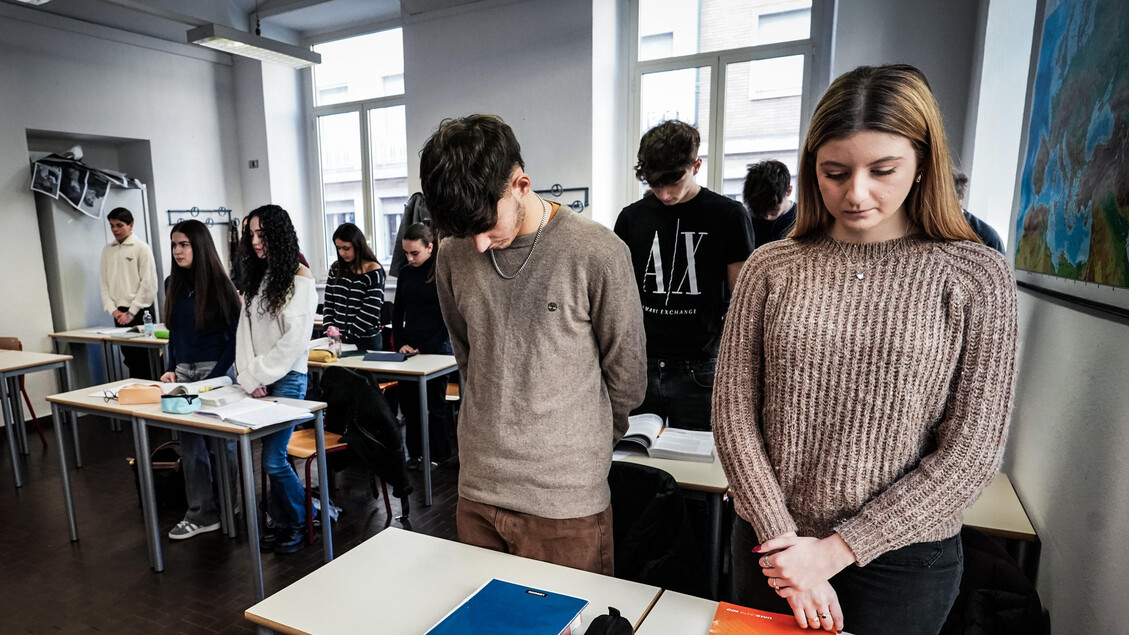 Crans-Montana, in classe i banchi vuoti dopo la strage dei ragazzi - Notizie