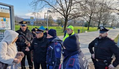 Cadavere di una donna affiora dal laghetto, choc al parco Pertini di Agliana