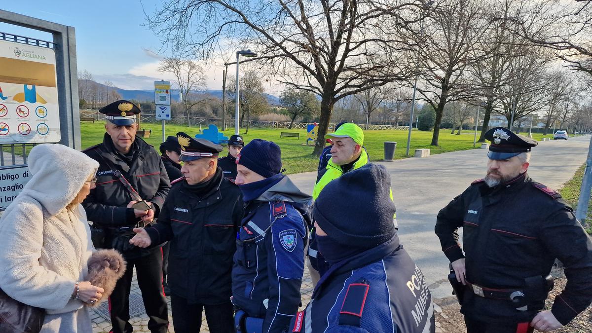 Cadavere di una donna affiora dal laghetto, choc al parco Pertini di Agliana