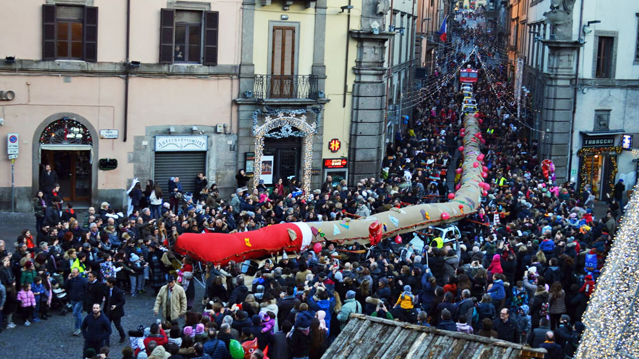 A Viterbo la calza della Befana più lunga del mondo: tutte le info