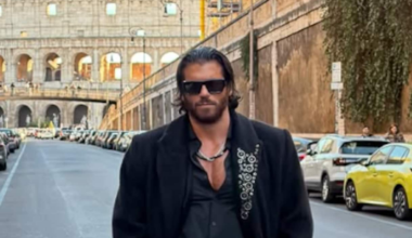 Can Yaman posa davanti a Colosseo e smentisce: “ Fake news su di me, non seguite stampa turca”