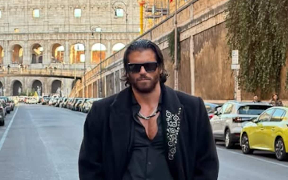Can Yaman posa davanti a Colosseo e smentisce: “ Fake news su di me, non seguite stampa turca”