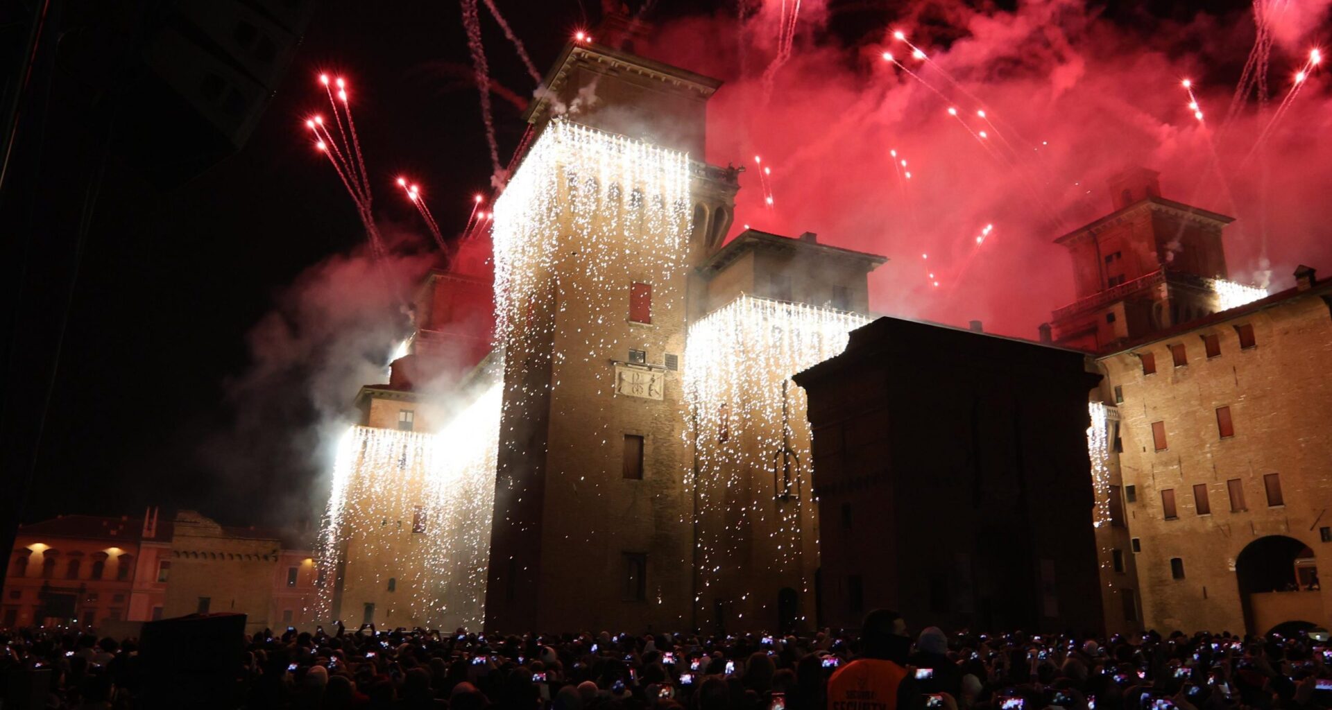 Capodanno record a Ferrara, in 30mila per l’incendio del Castello (VIDEO)