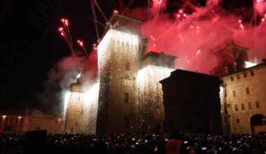 Capodanno record a Ferrara, in 30mila per l’incendio del Castello (VIDEO)