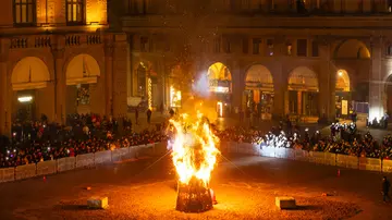 Capodanno a Bologna, brucia il Vecchione. Balli e musica in piazza Maggiore per salutare il 2026