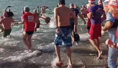 in 300 si tuffano in mare