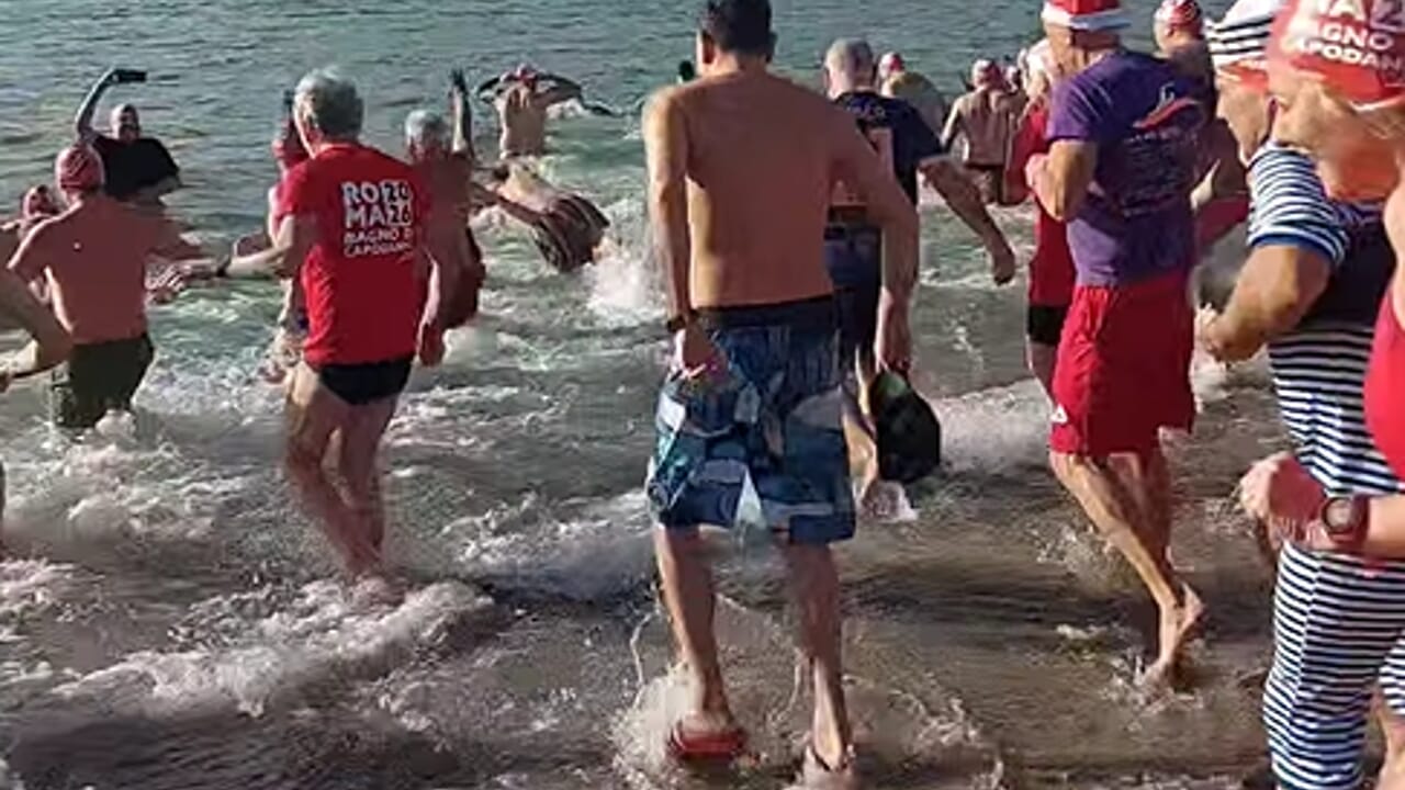 in 300 si tuffano in mare