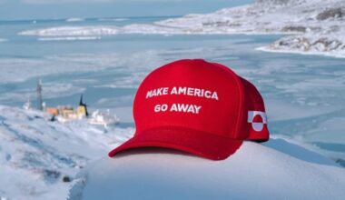 A Nuuk corsa ai cappellini anti-Trump: “Make America go away”
