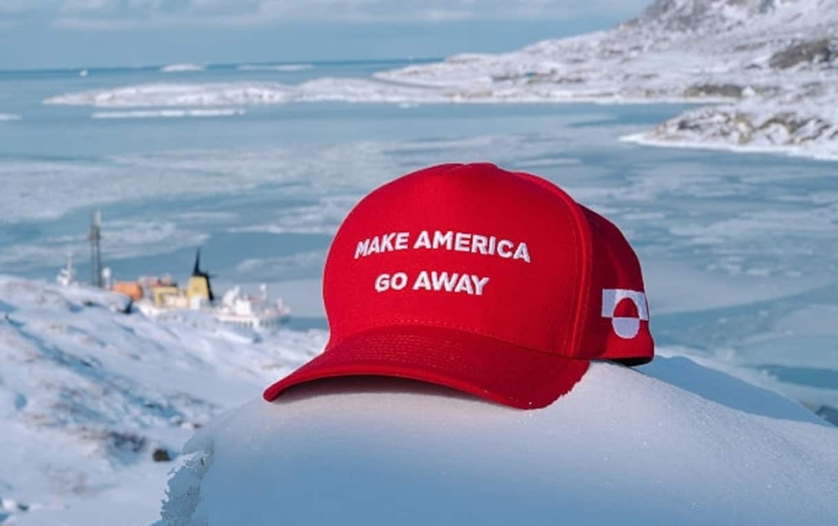 A Nuuk corsa ai cappellini anti-Trump: “Make America go away”