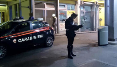 Malmenato mentre fa benzina al distributore: cercano di rubargli l’auto