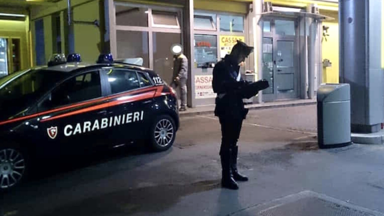 Malmenato mentre fa benzina al distributore: cercano di rubargli l’auto