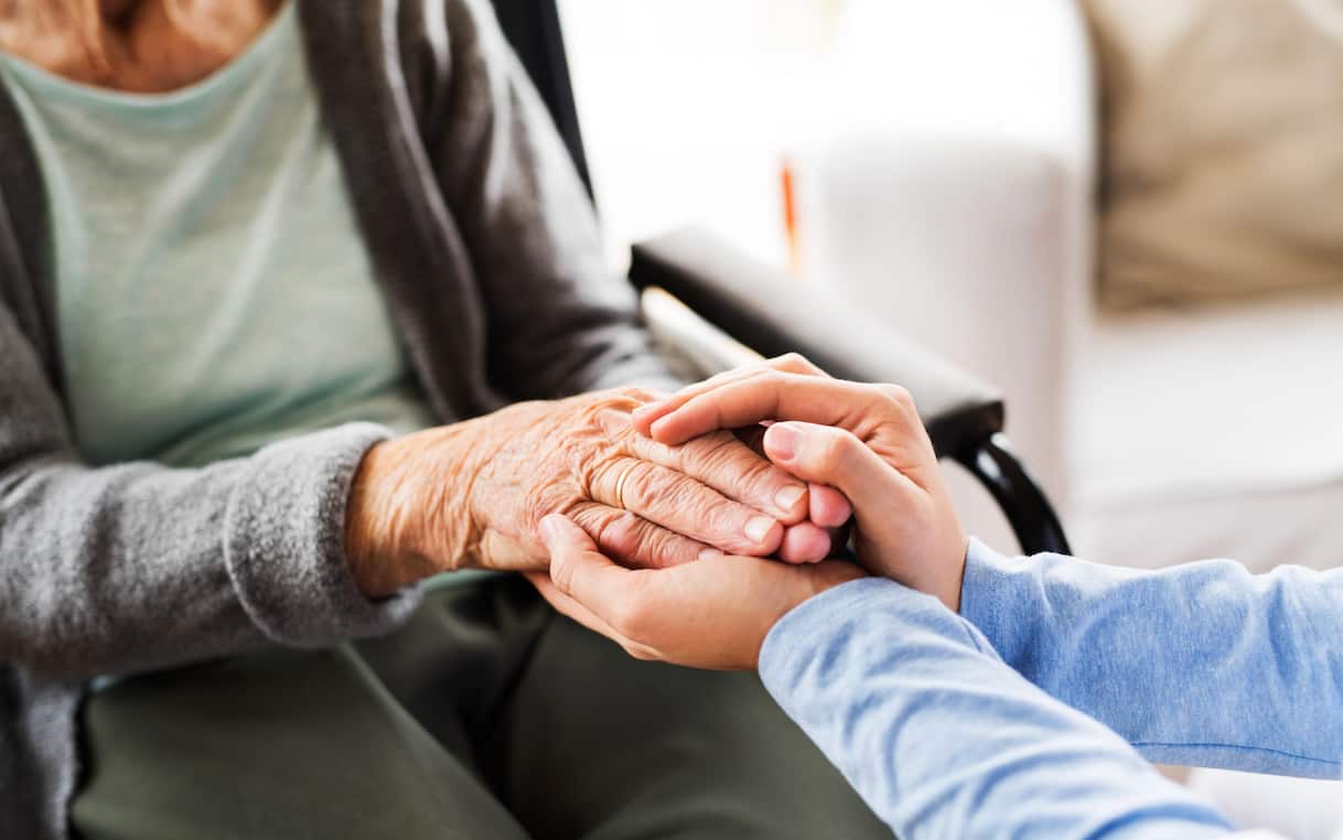 Caregiver familiari, oggi ddl in Cdm. A chi spetta contributo da 400 euro al mese