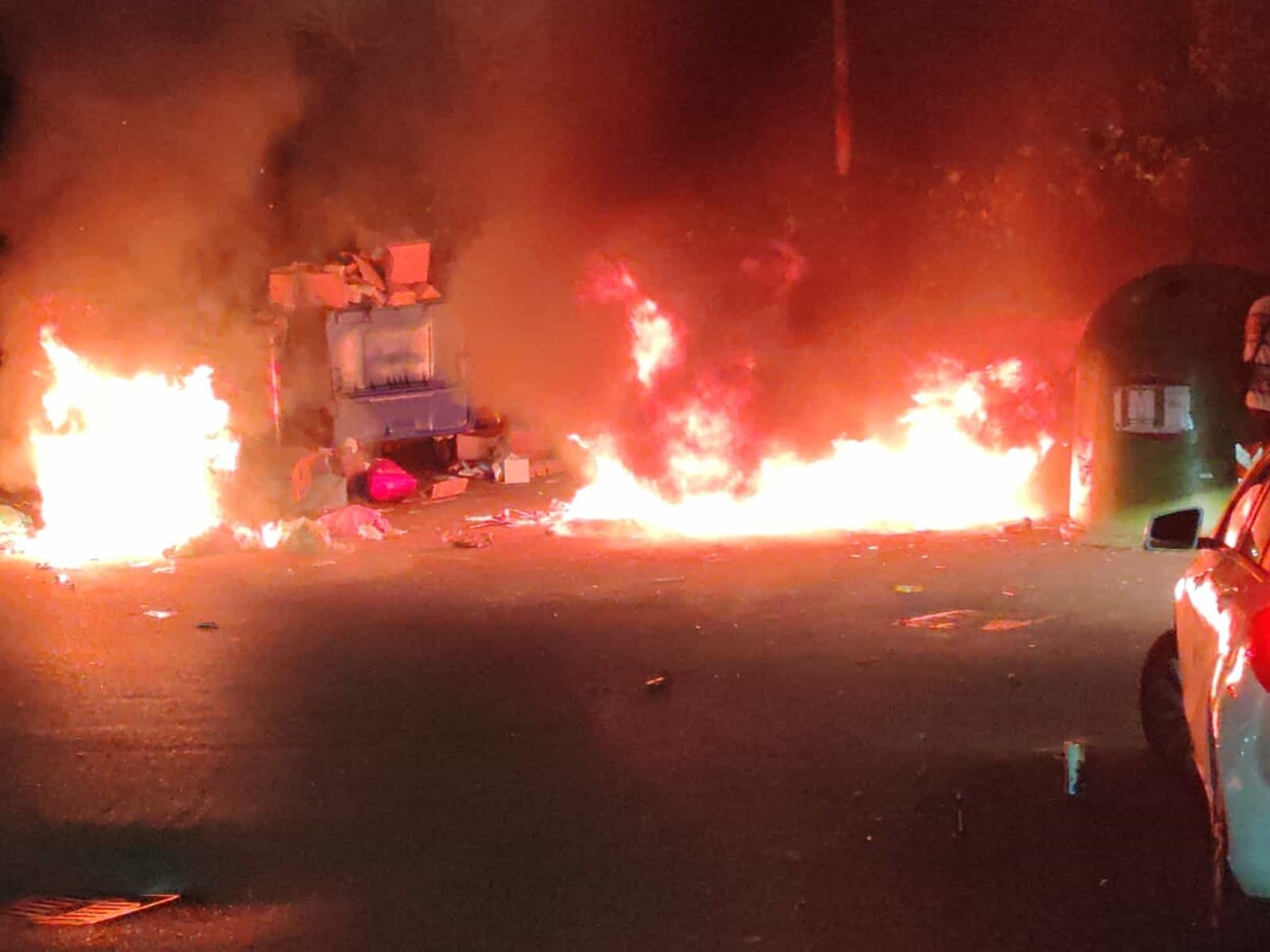 Cassonetti in fiamme a Città Giardino