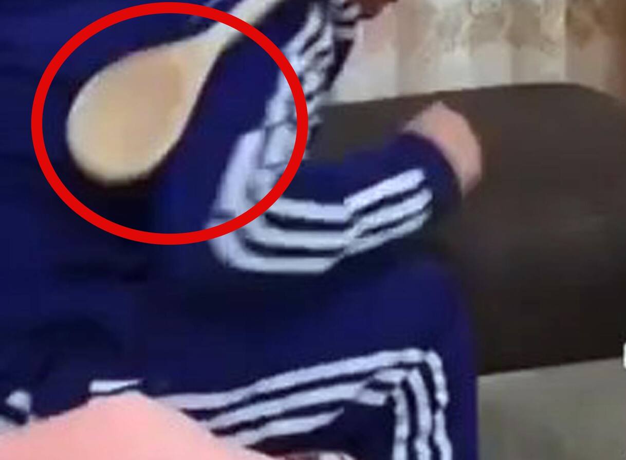 Picchia violentemente il figlio, video virale: padre fermato a Catania