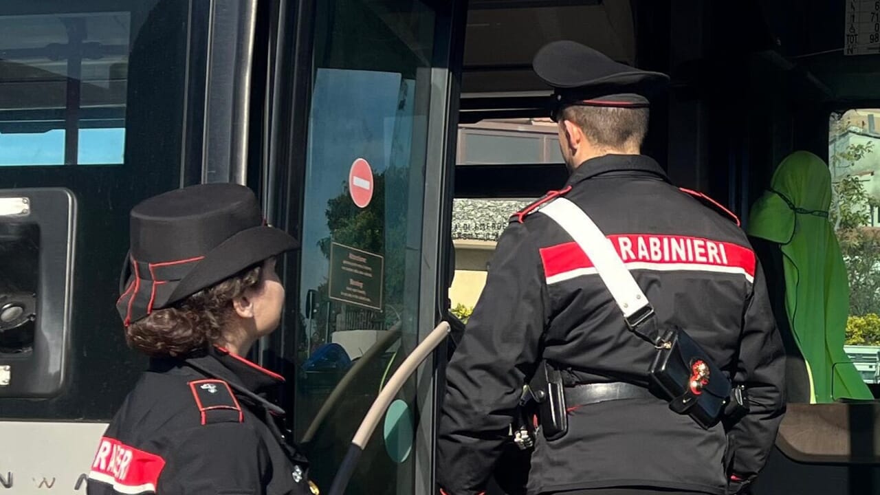 Sorpreso sull'autobus senza biglietto aggredisce i controllori