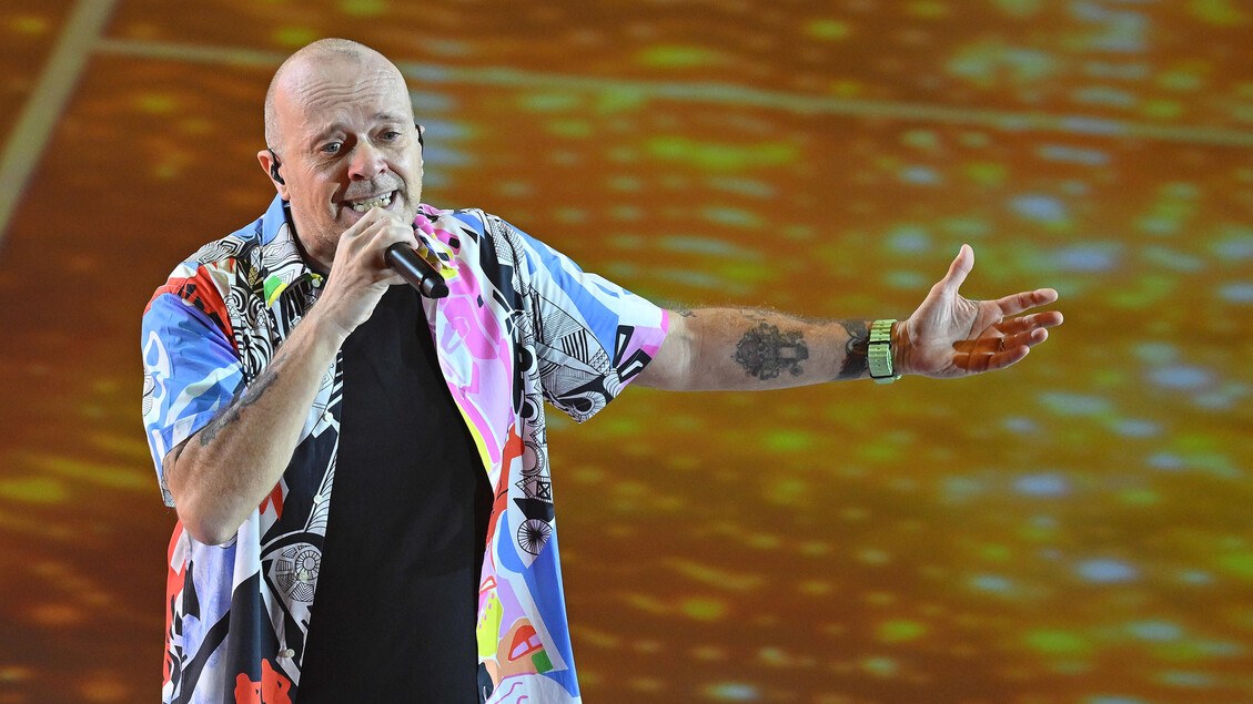 Carlo Conti, 'Max Pezzali ospite fisso a Sanremo dal palco della nave' - Ultima ora