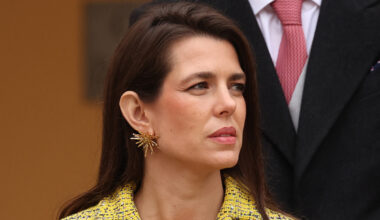 Charlotte Casiraghi sfida le malelingue e passeggia mano nella mano con il fidanzato