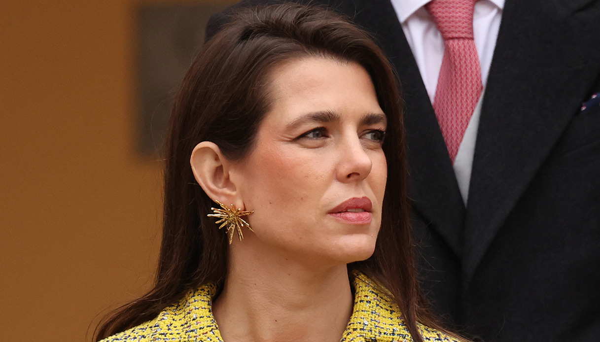 Charlotte Casiraghi sfida le malelingue e passeggia mano nella mano con il fidanzato