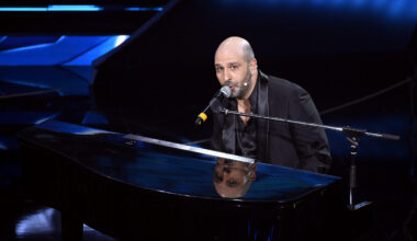 Zalone sbanca al cinema, ma scala le classifiche anche nella musica: da Angela a La Prostada Enflamada i numeri del suo successo e quali sono i suoi brani più ascoltati