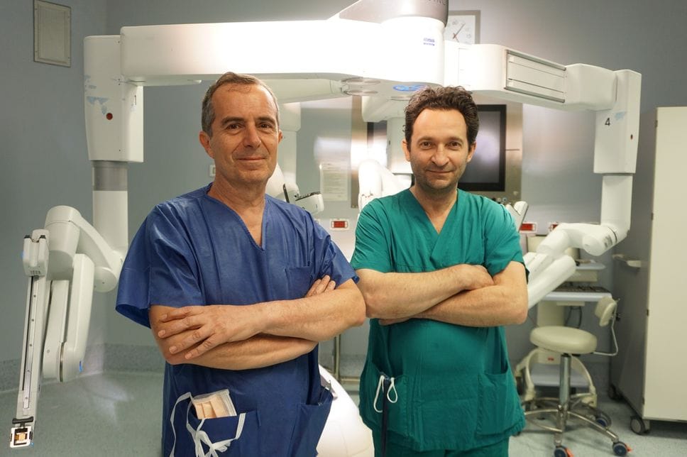 Alessandro Lucianetti ed Eliseo Passera con il robot chirurgico