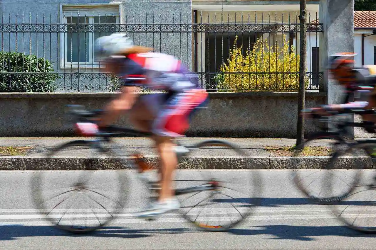 ciclisti in allenamento su strada