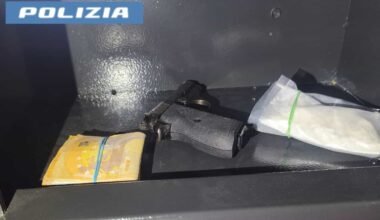 Coca, una pistola (clandestina) e soldi nella camera d'albergo: arrestato un 29enne