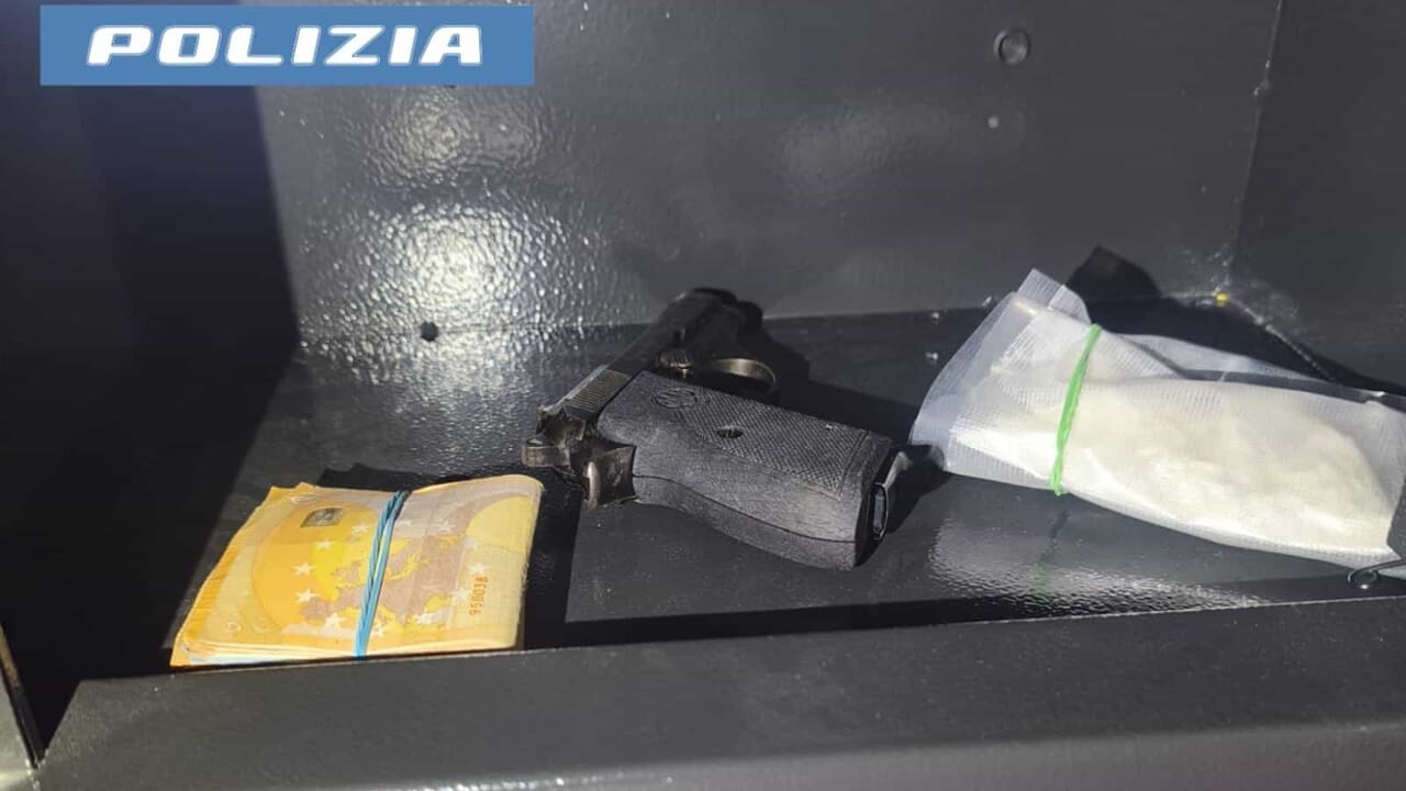 Coca, una pistola (clandestina) e soldi nella camera d'albergo: arrestato un 29enne