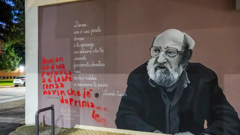 Udine, il murale su Zanier al Villaggio del Sole è stato tradotto in friulano con lo spray - Messaggero Veneto