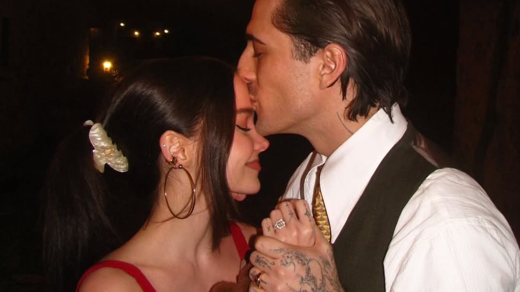 Damiano David e Dove Cameron si sposano. Ecco la frase d'amore segreta incisa dentro agli anelli di fidanzamento