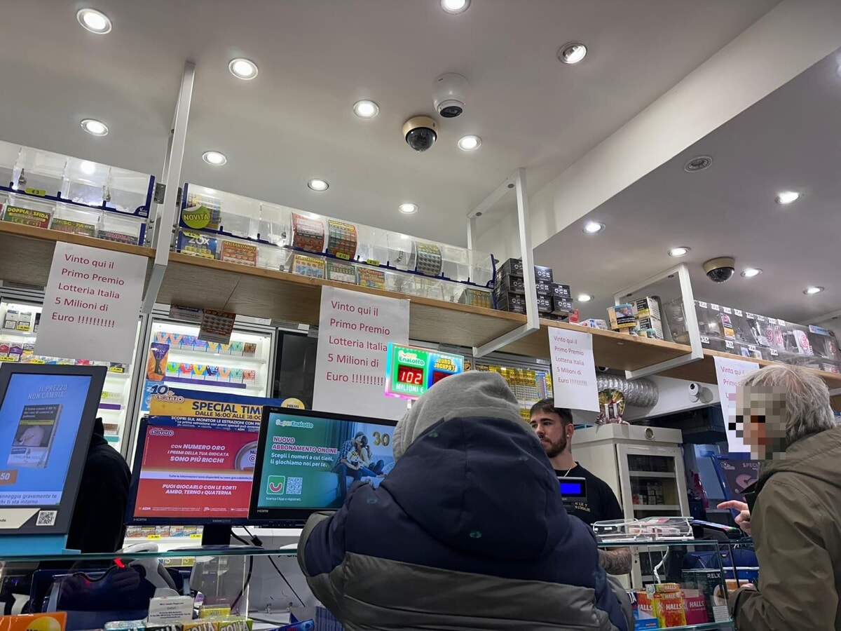 Dentro il bar Le 7 meraviglie_censored