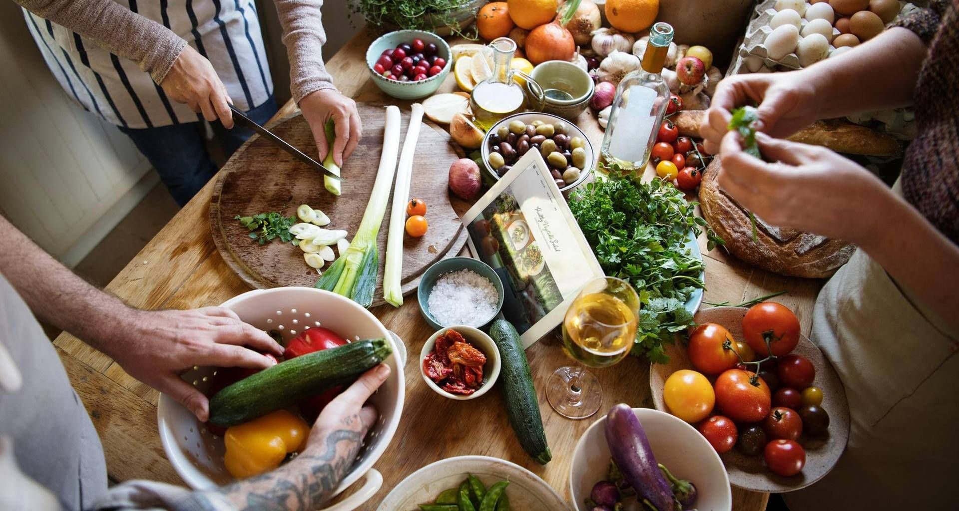 Cinque cibi aiutano il colesterolo buono e tengono il cuore giovane, il menù utile