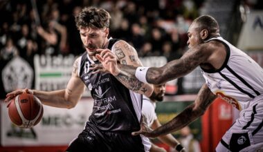 Dominik Olejniczak attacca il canestro contro Udine.