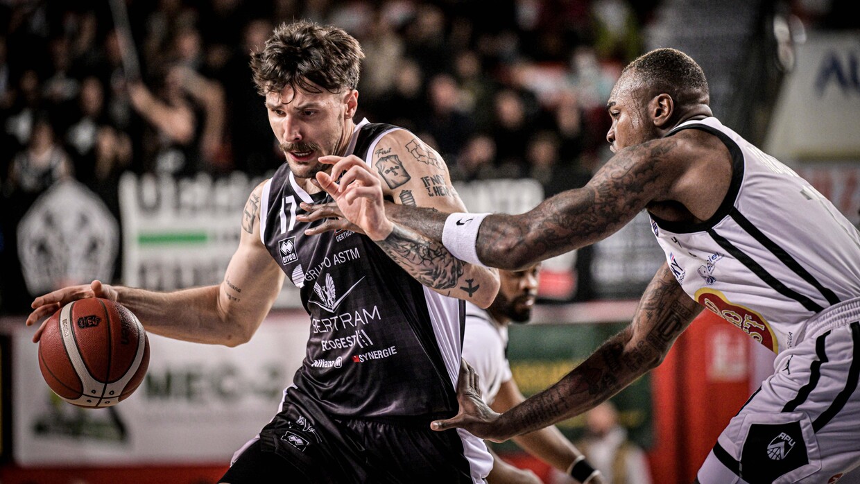 Dominik Olejniczak attacca il canestro contro Udine.