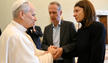 Il Papa commosso con i familiari delle vittime di Crans Montana: «Signore, perché?»