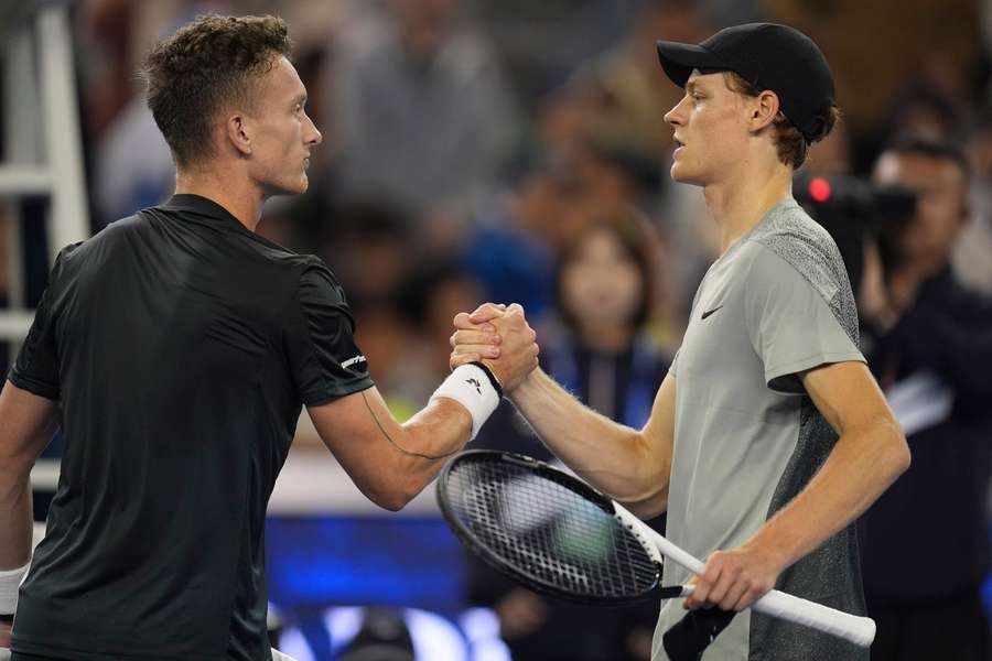 Jiří Lehečka a Jannik Sinner.