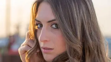 Eleonora, la luce oltre il buio: “È sveglia e sta bene”. L’inferno di Crans-Montana e i ricordi della veterinaria