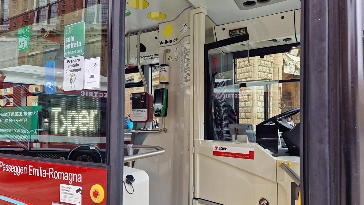 Paura sul bus a Bologna, autista minacciato con un’arma da un passeggero. “Fai il tuo lavoro, vai avanti e non ti fermare”