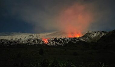 Eruzione Etna, lava a 5 km da centro abitato. Protezione Civile: 'Nessun rischio'
