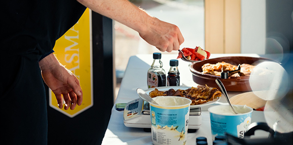 Al buffet del ritiro, due bilance permettono ai corridori di pesare le quantità di cibo indicate