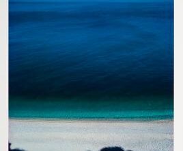 “CON L’OMBRA SUL MARE CONQUISTAI LA FRANCIA”. LA STORIA DELLA FOTO DEL MARE DI BAIA DELLE ZAGARE USATA IN UN MANIFESTO PER LA DIFFUSIONE DEL “PENSIERO FRANCESE”. OGGI QUOTATA 7MILA EURO. – Rete Gargano