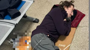 L’odissea di Franco malato di tumore, a terra per 8 ore senza barella. La moglie: “Poco personale e chi lavora lo fa correndo”